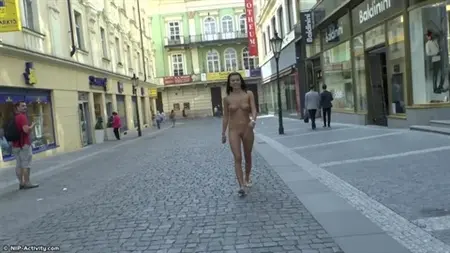 Tschechisch mit einer schönen Leiche beleuchtete sich auf der Straße