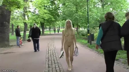 Tschechisches Küken mit kleinen Tittensspaziergängen nackt im Park