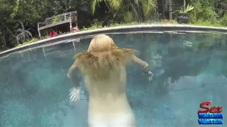 Mädchen mit kleinen Brüsten zieht sich unter Wasser aus