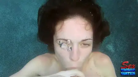 Mädchen unter Wasser macht einen kühlen Blowjob