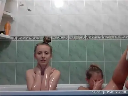 Erotische Darstellung im Badezimmer Zwei Mädchen vor einer Webcam