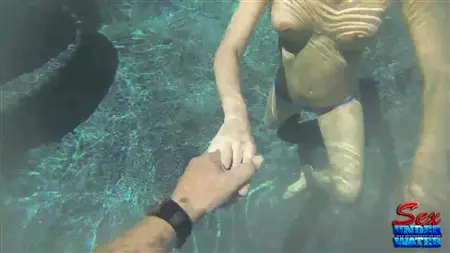 Fiona zeigte unter Wasser, wie man einen Strapon saugt