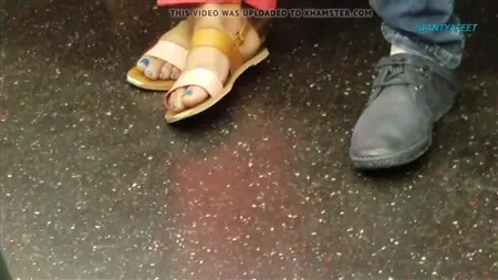 Fußfetischist entfernt die Beine des Mädchens aus der U -Bahn an der Kamera