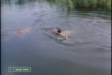 Nacktes Mädchen schwimmt mit ihrem Freund im See