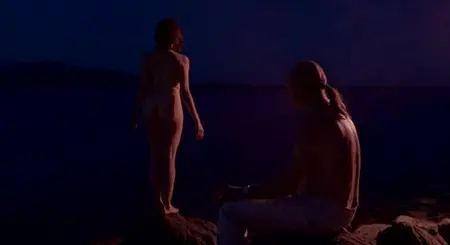 Nacktes Mädchen steht nachts am See