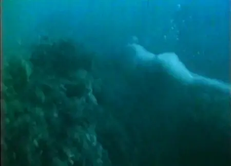 Nackte Schönheit schwimmt in einer großen Tiefe unter Wasser