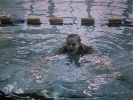 Nackter Athlet schwimmt im Pool unter Wasser
