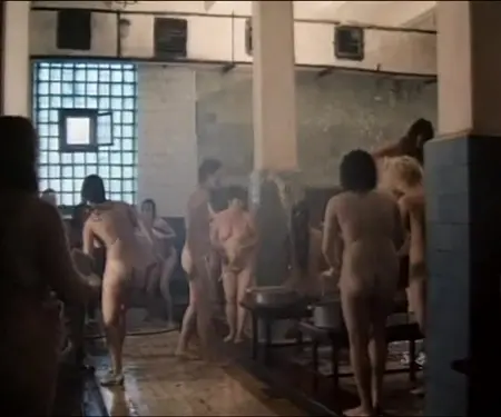Nackte Mädchen täuschen in einer Gefängnisschauer herum