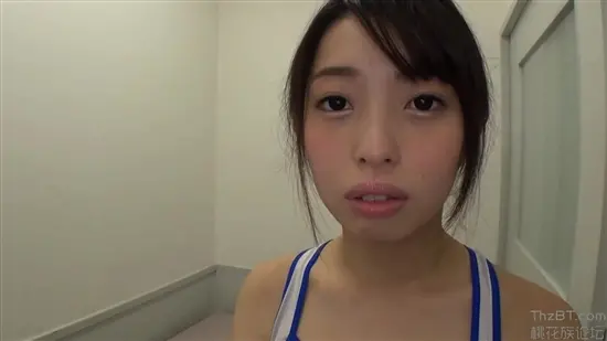 Japanisches Mädchen macht fleißig und fleißig ihren Blowjob