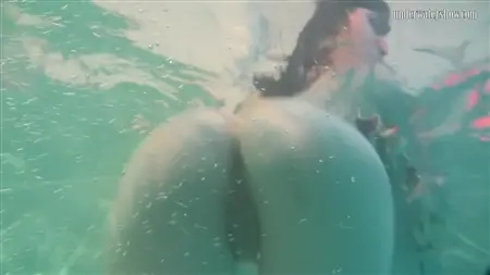 Spiele Mädchen beschloss, nackt unter Wasser zu schwimmen