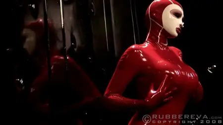 Schlampe im roten Latex spielen sexuell vor dem Spiegel posiert