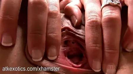 Baby mit kleinen Titten zeigt eine enge Muschi