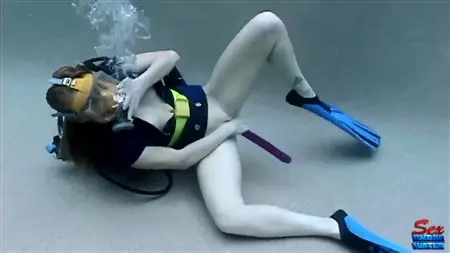 Aqualanga -Puppe masturbiert einen riesigen Dildo am Boden des Pools