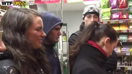 Kursk -Studenten gingen in den Laden für Alkohol und holten junge Hündinnen ab