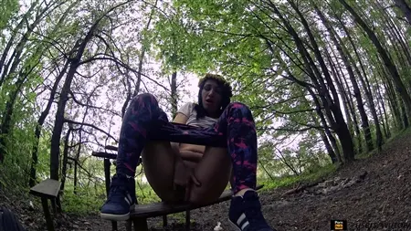 Masturbation eines russischen Mädchens in einem ruhigen Wald