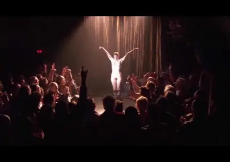 Mia Kirschner tanzt Striptease im Film Sex in einer anderen Stadt