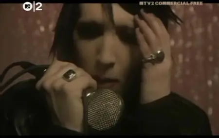 Musikclip Marilyn Manson - herzförmige Brille