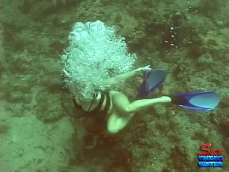Ein nackter Aqualangist sucht nach Schätzen am Boden des Ozeans