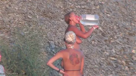 Nackte Mädchen waschen in einer Dusche an einem öffentlichen Strand
