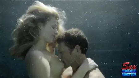 Charming Cynthia macht seinem Freund einen Blowjob unter Wasser