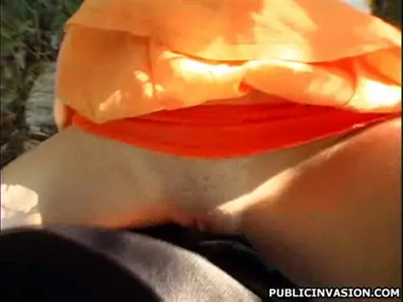 Pikuper zog ein lustvolles Baby ab und fickte es im Park