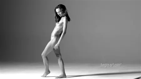 Attraktiver Skinny nimmt an einem Nacktfoto -Shooting teil