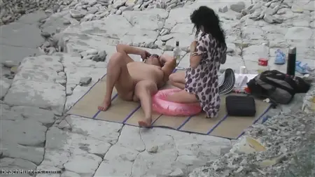 Verschmutzte Freundinnen mit nackten Titten entspannen sich an einem verlassenen Strand