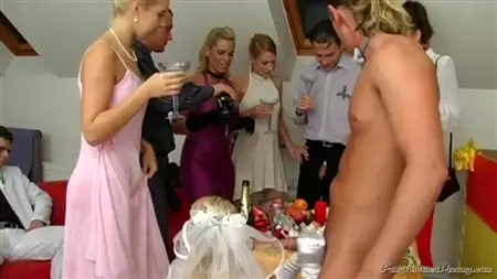 Ungezügelter Gangbang mit einer Braut auf einer Party nach der Hochzeit