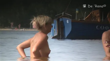Russische nackte Männer und Mädchen schwimmen im Fluss