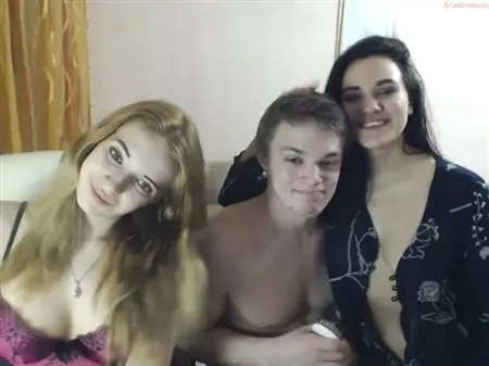 Russische Jungs veranstalteten ein Rappen im Privat -Sex -Chat