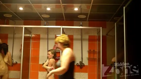 Rot -gehaartes russisches Küken weiß nicht, dass es von einer versteckten Kamera in einem Badehaus gedreht wird
