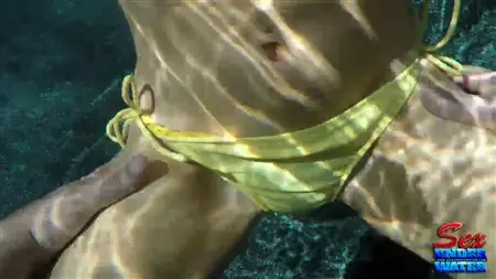 Eine Frau in einem Badeanzug masturbiert unter Wasser