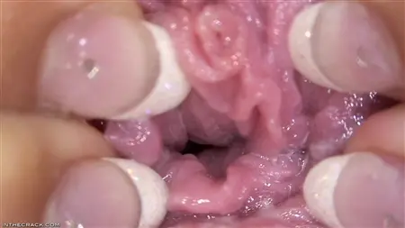 Sasha zeigt die Vagina in der Nähe und fingert die Klitoris