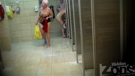 Versteckte Kamera im Bad nimmt verschiedene Tanten ohne Kleidung