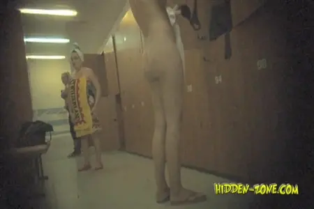 Versteckte Kamera in der Umkleidekabine des Fitnessstudios schießt nackte Mädchen