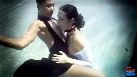 Leidenschaftliche Jungfrau leckt die Muschi einer Freundin unter Wasser