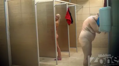Eine schlanke Blondine wird in einer öffentlichen Seele mit fetten Frauen gewaschen