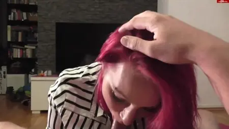 Eine Schlampe mit roten Haaren übt einen Hals -Blowjob