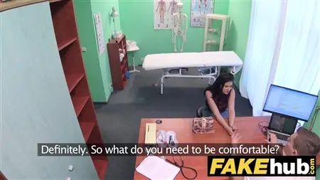 Doktor fickt einen Patienten in einem gefälschten Krankenhaus