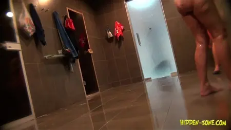 Hinter nackte Färsen werden in einem Badehaus durch eine versteckte Kamera ausspioniert