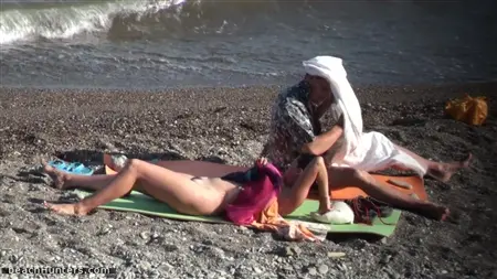 Die Nudisten werden sorgfältig am Strand durch die Kamera überwacht