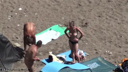 Begeisterte Nudisten genießen Urlaub in ihrem Lieblingswilden Strand