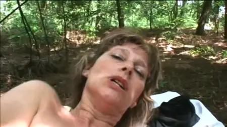 Eine reife Frau im Wald zeigt ihren Charme und fickt mit einem Mann